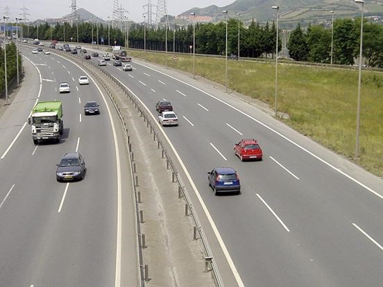 Una carretera con cochesDescripción generada automáticamente