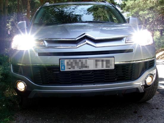 Coche aparcado en la nocheDescripción generada automáticamente