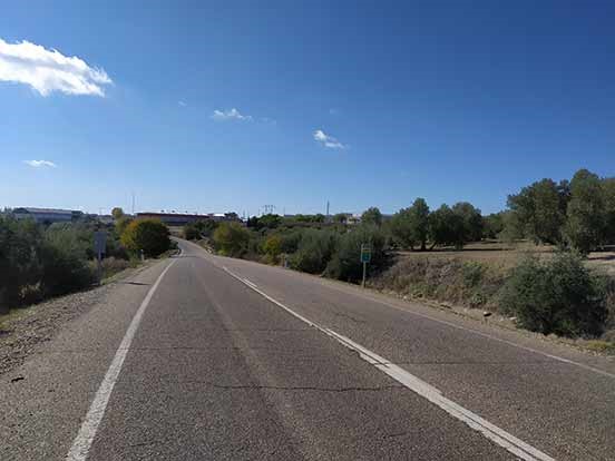 Carretera en medio de la calleDescripción generada automáticamente