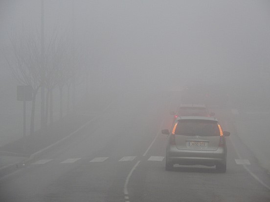Una carretera con cochesDescripción generada automáticamente con confianza media