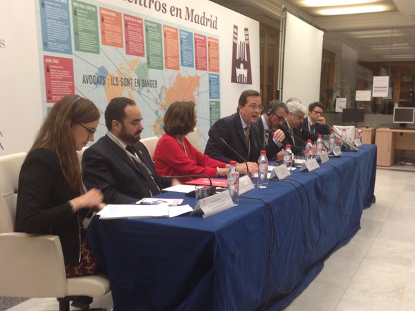 Mesa de la defensa de la abogacía en peligro
