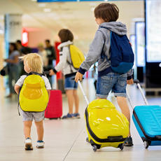 ¿Qué ropa han de llevar los hijos menores cuando van a disfrutar de las vacaciones con el otro progenitor? ¿Qué documentos se deben entregar?