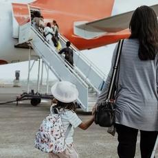 ¿Necesito autorización de mi expareja para viajar con mis hijos al extranjero?
