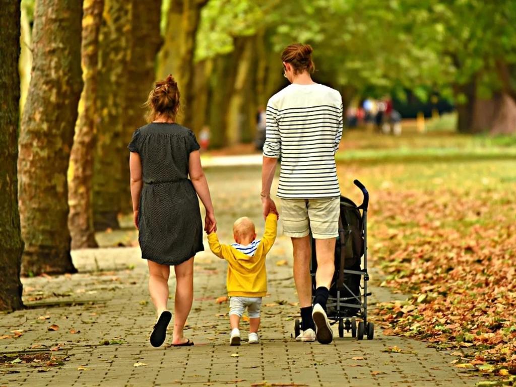 ¿Tiene derecho un hijo adoptado a la herencia de sus padres biológicos?