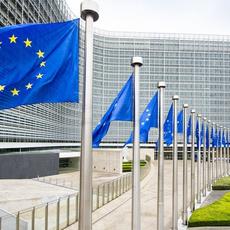 Bruselas presenta declaración de derechos digitales que no abandone a mayores