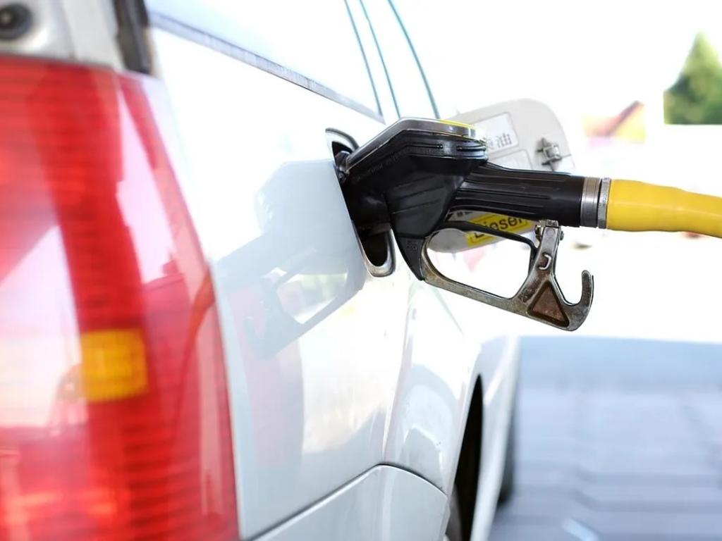 La gasolina puede salir aún más cara si se paga con una tarjeta de crédito revolving