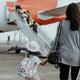 Viajar con hijos al extranjero sin consentimiento de la expareja puede suponer un delito