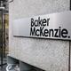 Baker McKenzie anuncia ingresos globales de 3.300 millones de dólares