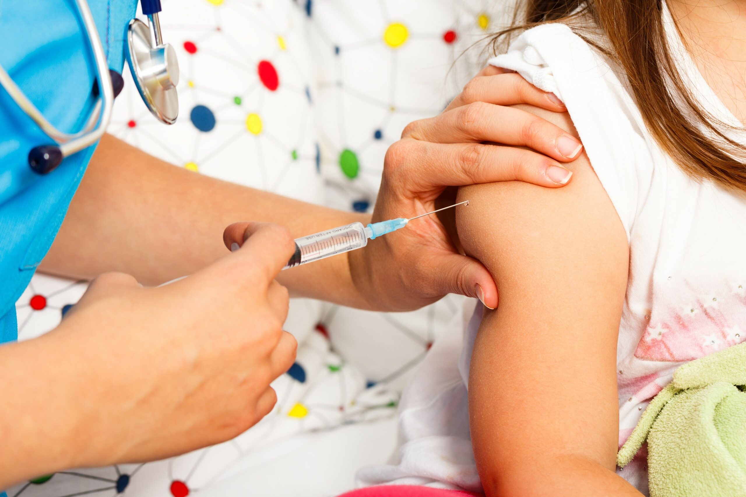 El TC respalda a un menor que quiso vacunarse de covid-19 contra el criterio de su madre