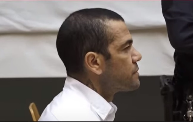 Dani Alves, condenado a 4 años y medio años de cárcel por violar a una joven en Barcelona