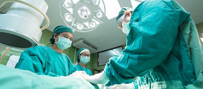 Un Juzgado de A Coruña condena a un cirujano a indemnizar con 1,7 millones a una menor que perdió la movilidad en las piernas tras ser operada de la columna