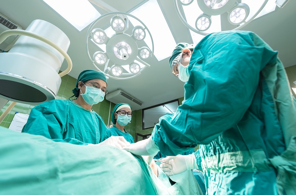 Condenan al Servicio Extremeño de Salud a indemnizar con 1,5 millones de euros a un joven que quedó tetrapléjico tras una negligencia en una intervención quirúrgica
