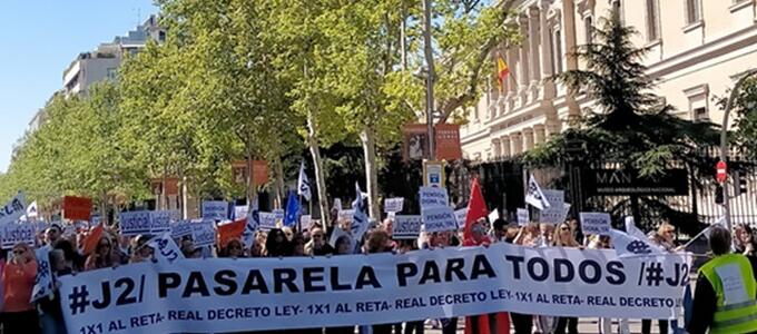 Cientos de abogados y procuradores exigen en Madrid poder acceder al régimen de autónomos