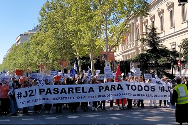Cientos de abogados y procuradores exigen en Madrid poder acceder al régimen de autónomos