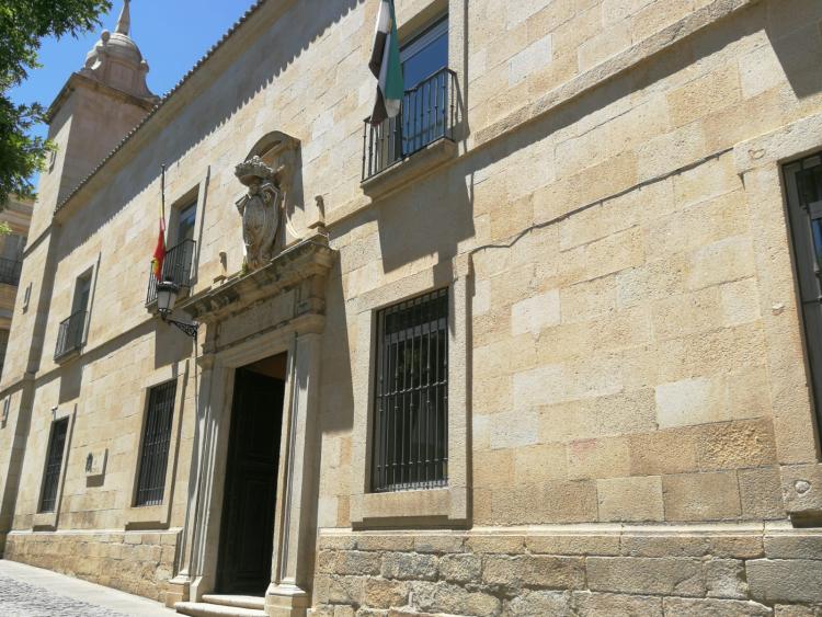 Las razones por las que el fiscal superior de Extremadura asume querella de novio de Ayuso