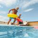 ¿Puede la comunidad prohibir a un vecino moroso usar la piscina?