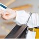Tarjetas revolving y microcréditos hacen su agosto en un verano donde estas compras entrampan al consumidor