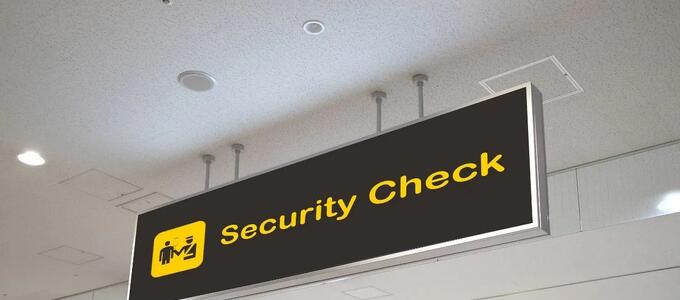 ¿Es una causa extraordinaria que llegues con retraso a destino porque la aerolínea ha esperado a pasajeros por deficiencias en el control de seguridad del aeropuerto?