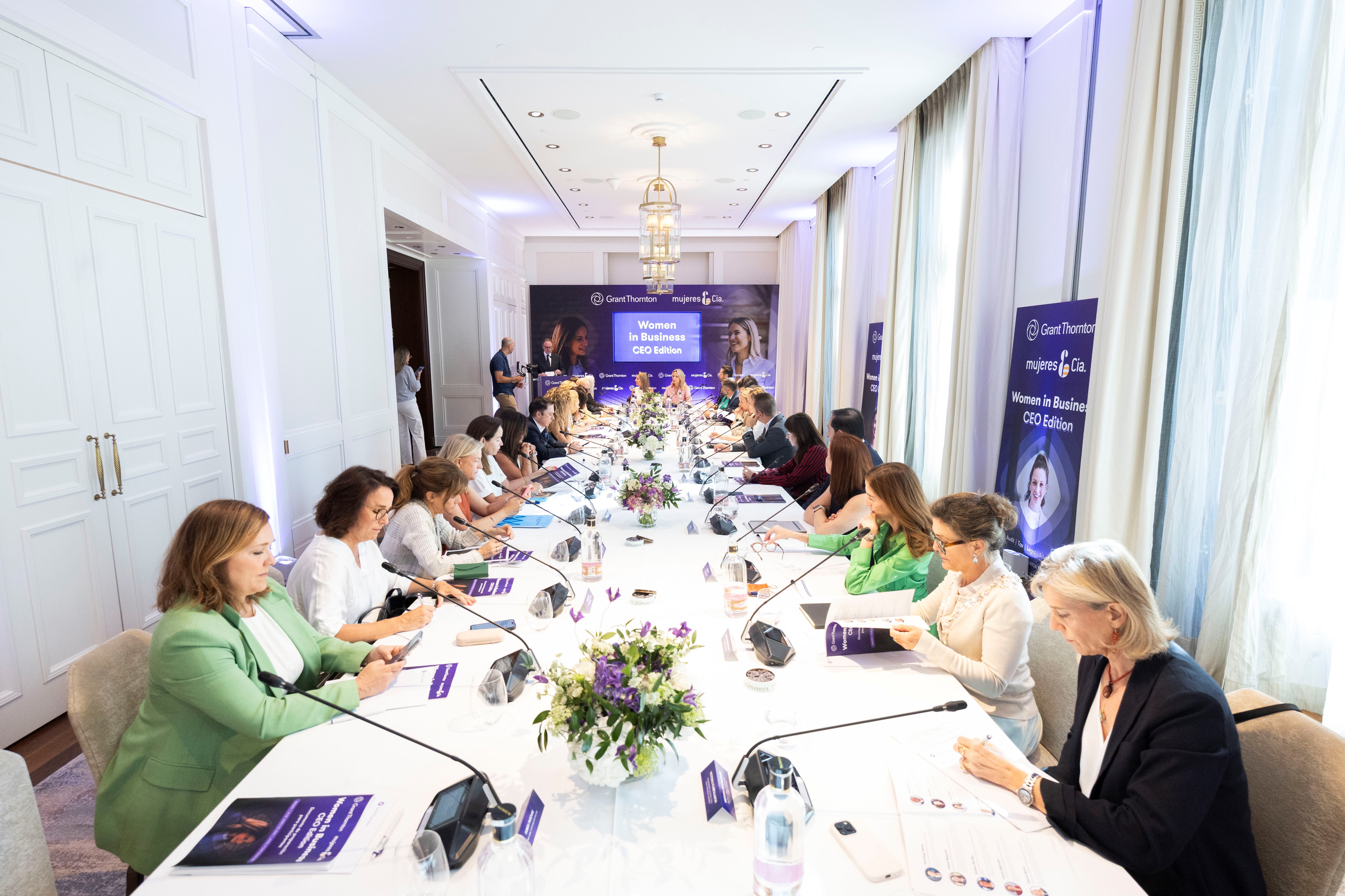 Mujeres CEO: caen no por falta de talento, sino porque no acceden al poder real en la empresa 