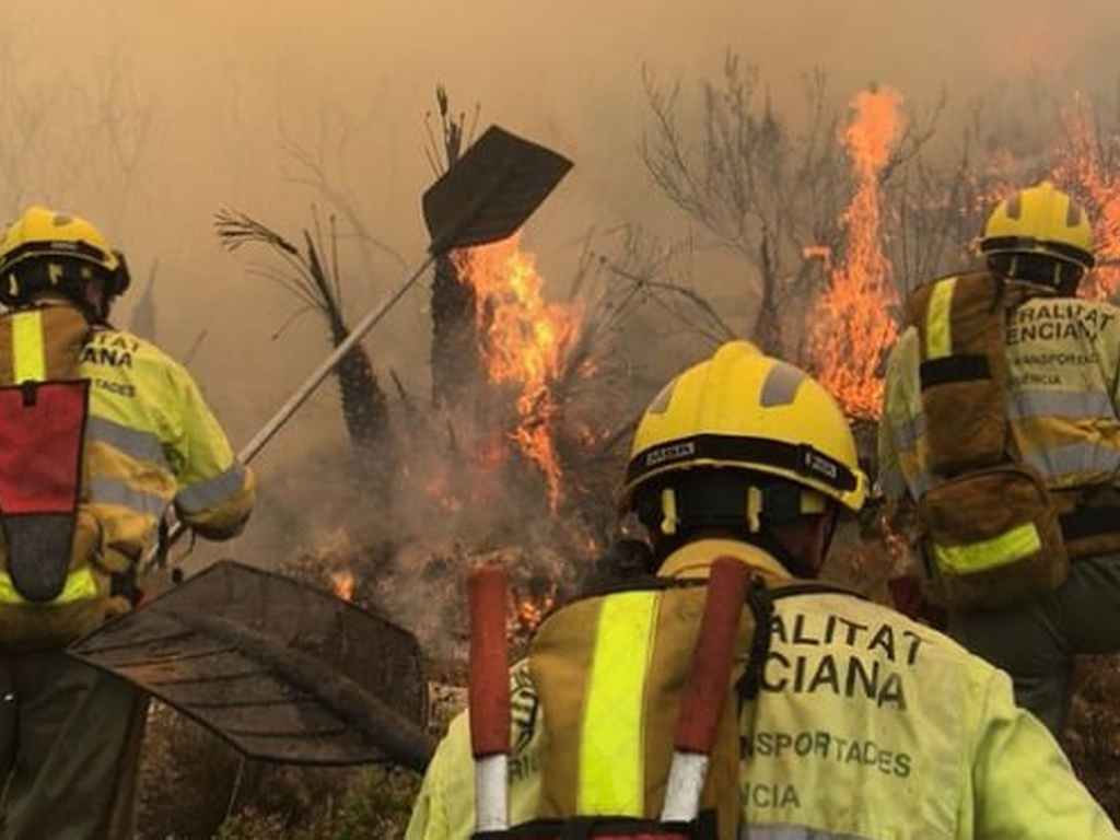 Contratos en llamas: Los bomberos  forestales arriesgan su vida hoy para volver al paro mañana 