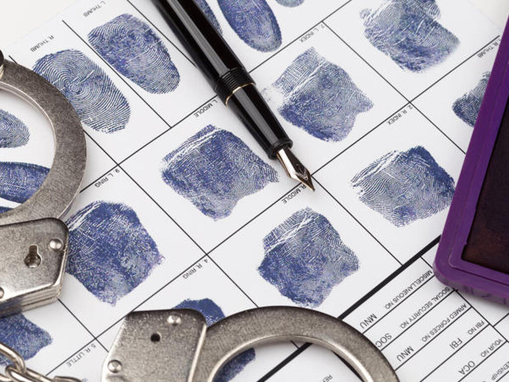 ¿Puede la Policía realizar fotografías y reseñas de huellas dactilares al detenido?