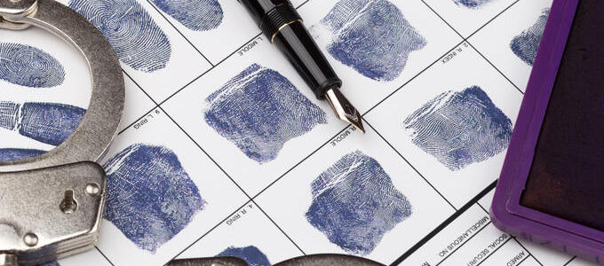 ¿Puede la Policía realizar fotografías y reseñas de huellas dactilares al detenido?