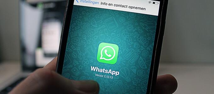 Compartir información en grupos de WhatsApp de padres del colegio te puede llevar a prisión 