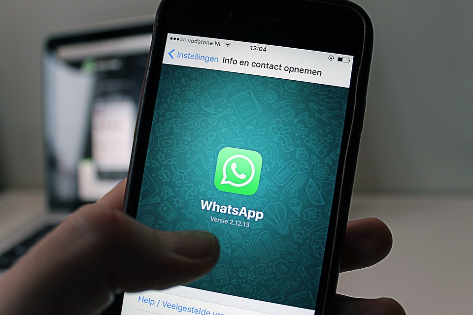 Compartir información en grupos de WhatsApp de padres del colegio te puede llevar a prisión 