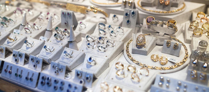 La importancia del asesoramiento profesional en la compra de joyas: una tendencia al alza en España