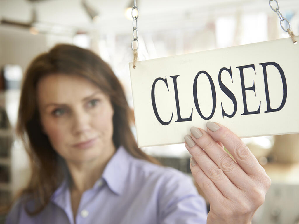 ¿Puede una empresa cerrar con deudas?
