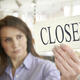 ¿Puede una empresa cerrar con deudas?
