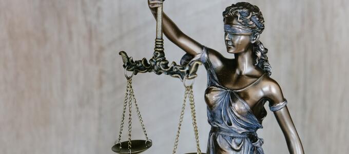 La AJFV alerta sobre el riesgo institucional de las descalificaciones políticas a la justicia