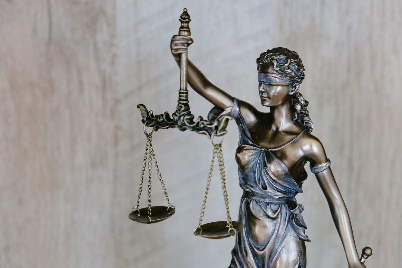 La AJFV alerta sobre el riesgo institucional de las descalificaciones políticas a la justicia