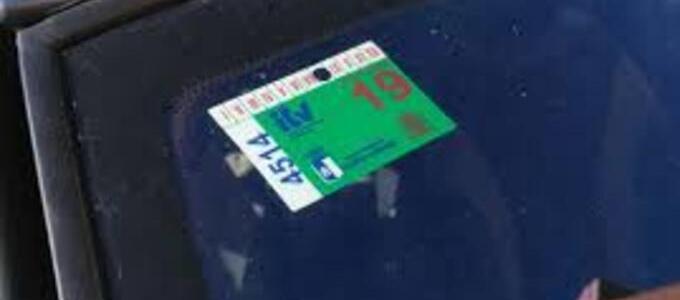 La Justicia corrige a la DGT: no habrá multa si la ITV caduca mientras el coche está aparcado