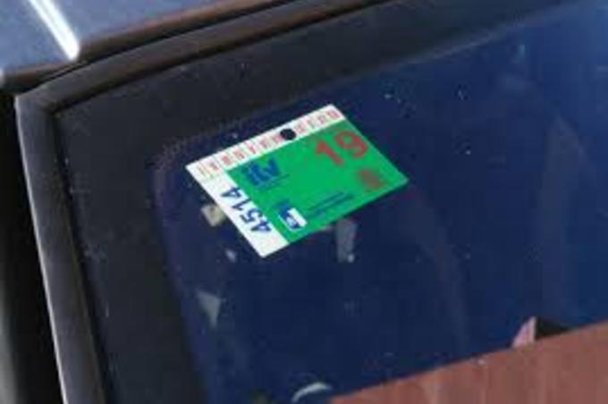La Justicia corrige a la DGT: no habrá multa si la ITV caduca mientras el coche está aparcado