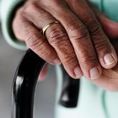 El papel del guardador de hecho: cómo cuidar y representar a personas dependientes sin necesidad de pasar por el juzgado