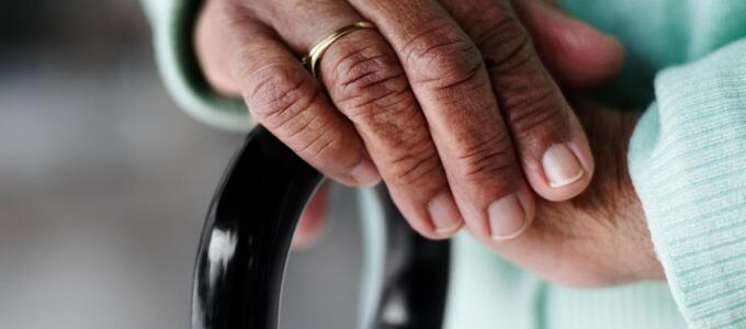 El papel del guardador de hecho: cómo cuidar y representar a personas dependientes sin necesidad de pasar por el juzgado