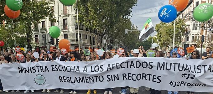 Miles de mutualistas piden en Madrid al Gobierno que cumpla su compromiso y tramite un reglamento urgente y sin recortes 