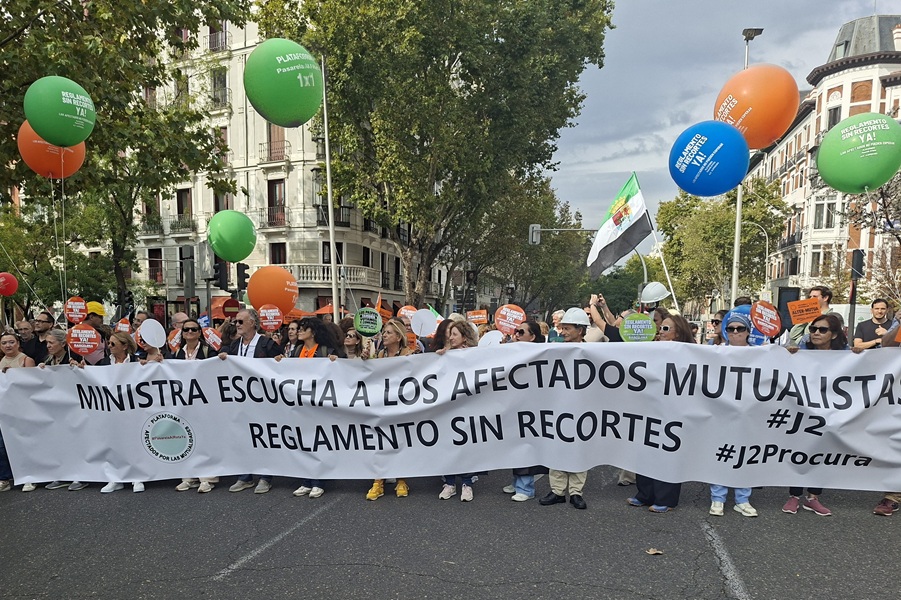 Miles de mutualistas piden en Madrid al Gobierno que cumpla su compromiso y tramite un reglamento urgente y sin recortes 
