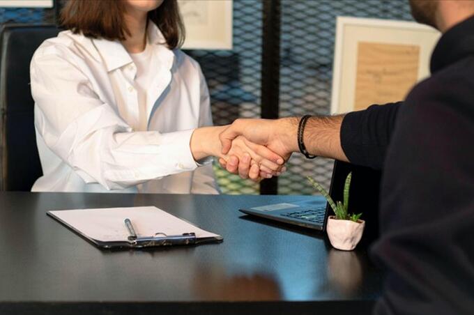 Revolución en los contratos laborales: las empresas deberán detallar cada condición de empleo antes de empezar a trabajar
