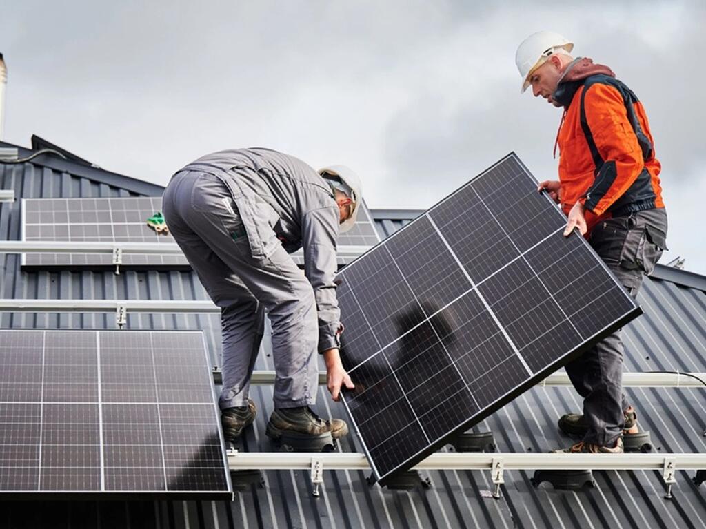 ¿Es legal instalar paneles solares en un edificio sin autorización?