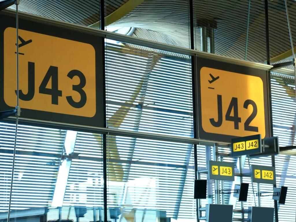 ¿Puede la aerolínea obligarte a facturar tu equipaje de mano en la puerta de embarque?