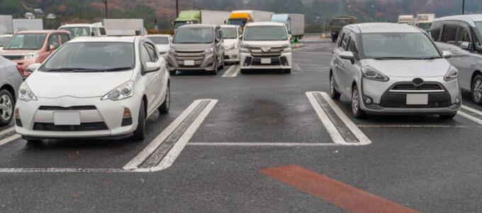 ¿Puede un establecimiento ser responsable de un accidente en su estacionamiento causado por una visibilidad deficiente?