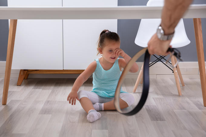 ¿Dar un bofetón a un hijo puede ser delito? El Supremo delimita el derecho de corrección de los padres