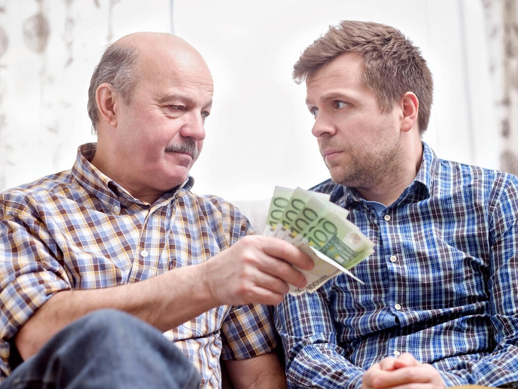 Hijos mayores de edad y pensión de alimentos: cuándo se mantiene y cuándo puede extinguirse 