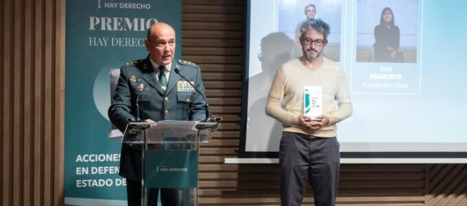 La noche de los valientes: el coronel López de los Cobos y la Fundación Civio, galardonados ex aequo el XI Premio Hay Derecho