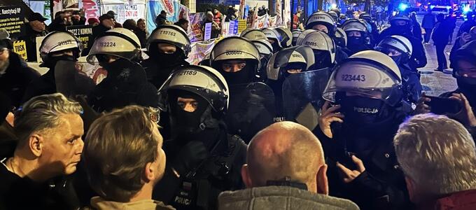 Varsovia al borde del colapso institucional: disturbios en el Tribunal Constitucional obligan al presidente Nawrocki a suspender su viaje