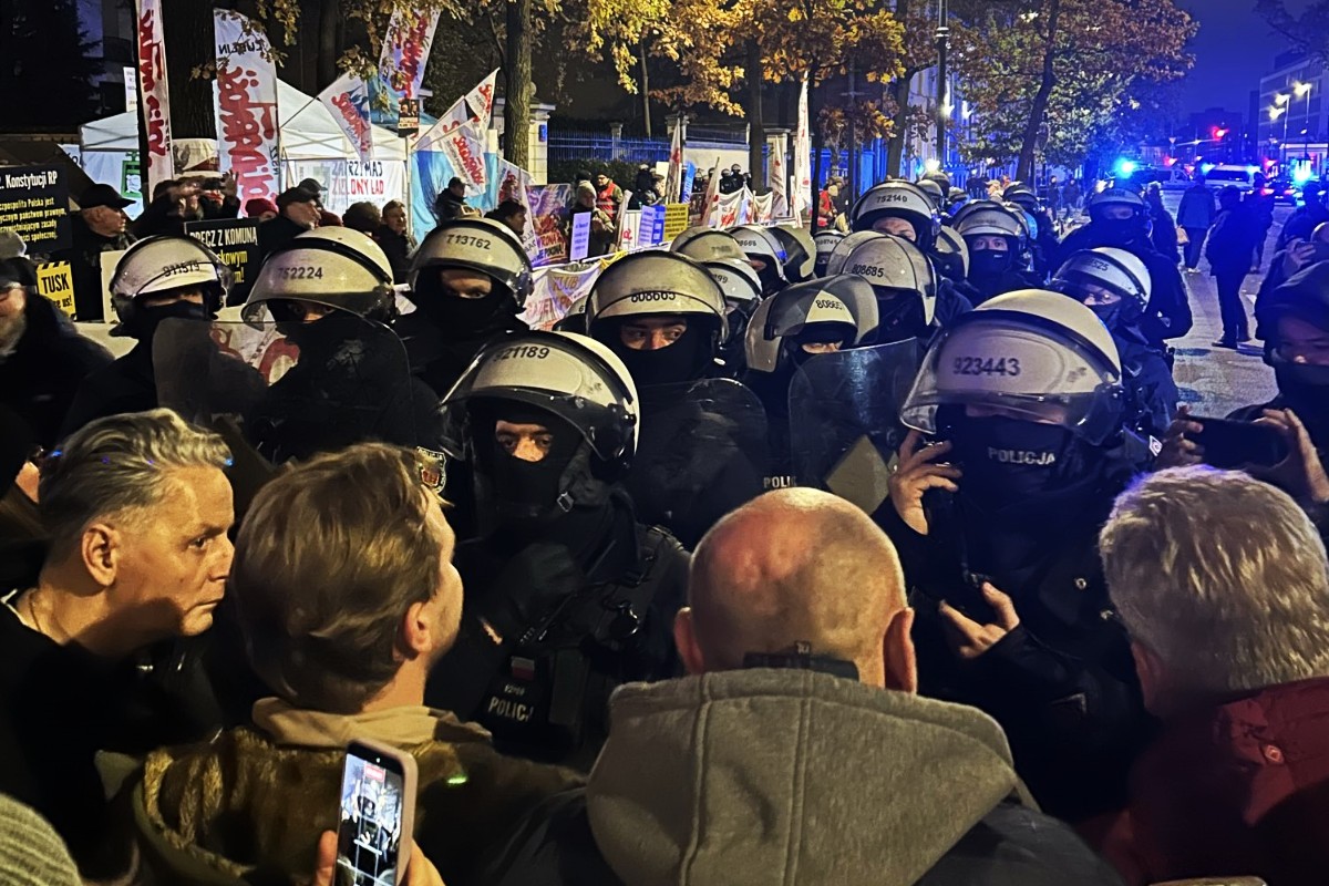 Varsovia al borde del colapso institucional: disturbios en el Tribunal Constitucional obligan al presidente Nawrocki a suspender su viaje