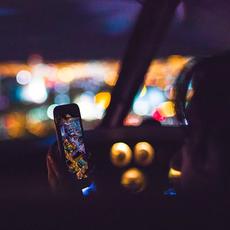 Las peligrosas actividades de las redes sociales: el uso del móvil mientras se conduce